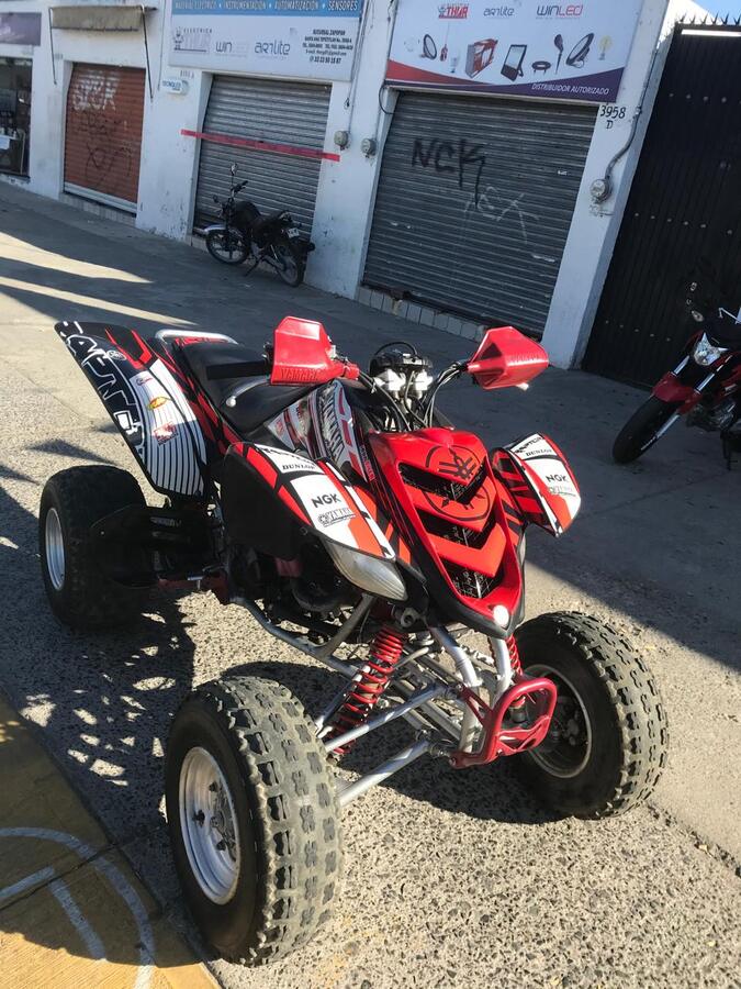 Cuatrimoto roja, del chasis a rodar, después