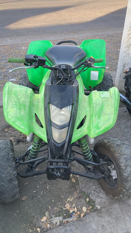 Cuatrimoto verde, carrocería y gráficos, antes
